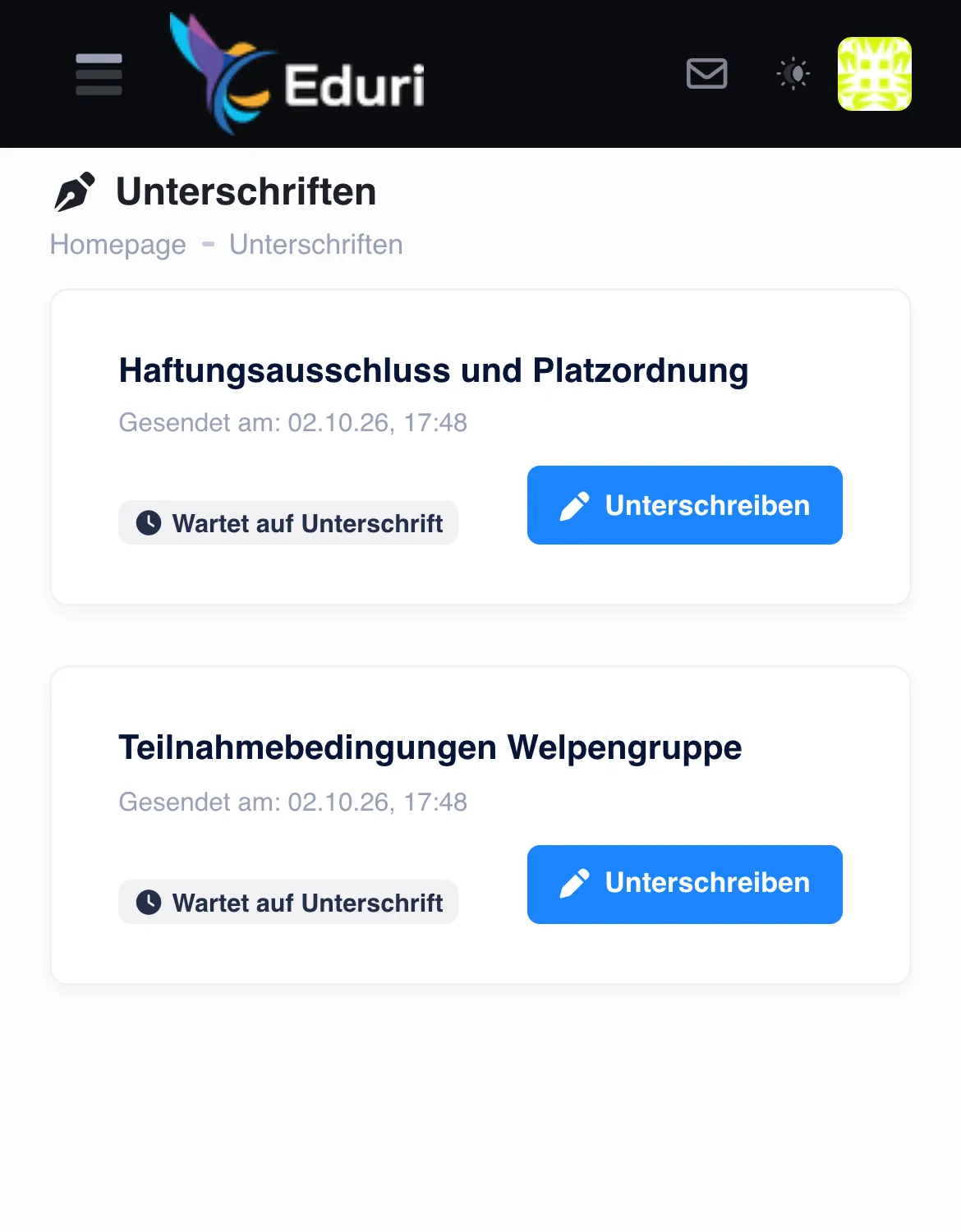 Schüler-Portal auf dem Smartphone: zwei Dokumente warten auf Unterschrift, „Haftungsausschluss und Platzordnung“ und „Teilnahmebedingungen Welpengruppe“ (Beispieldaten)